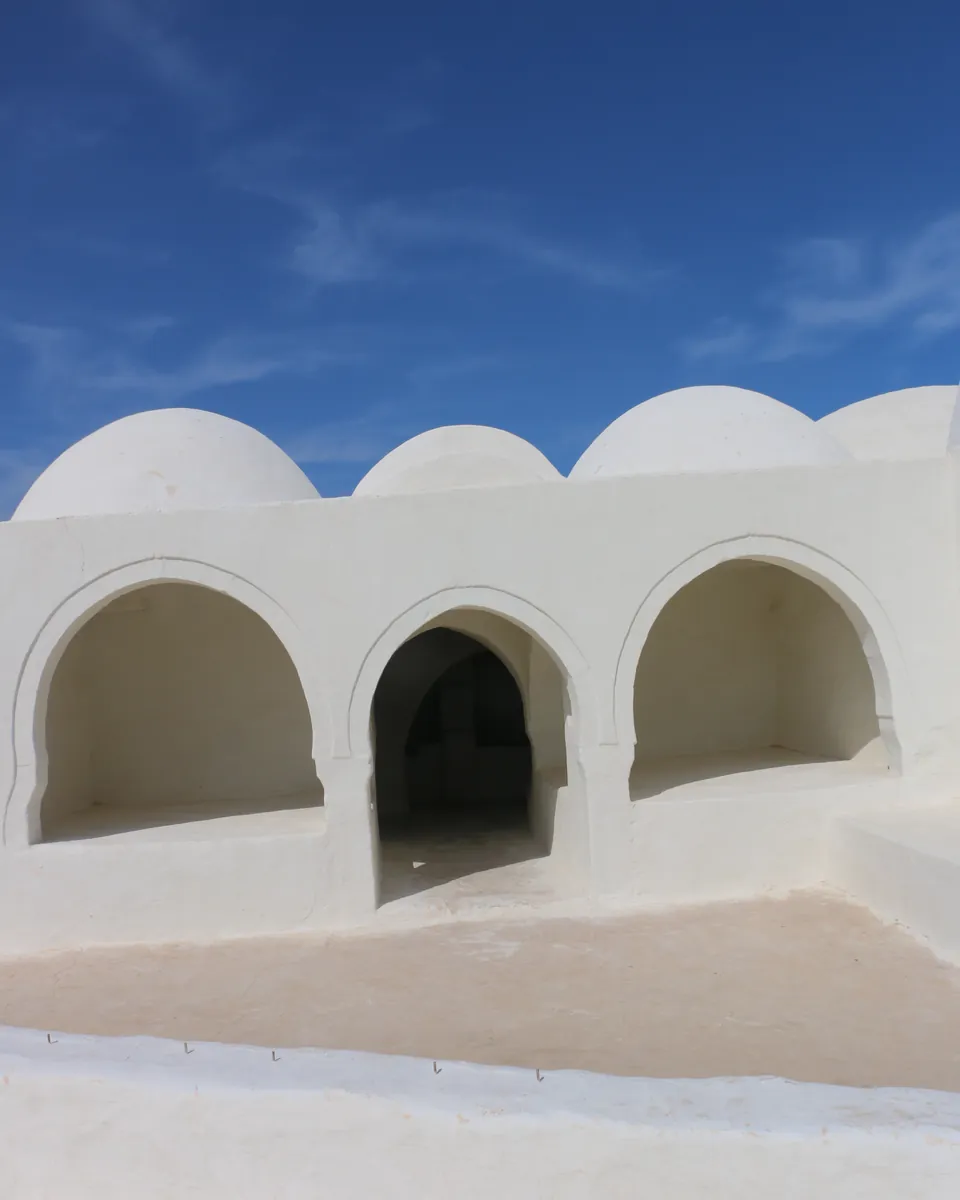Arcades et coupoles blanches d'un édifice traditionnel de Djerba